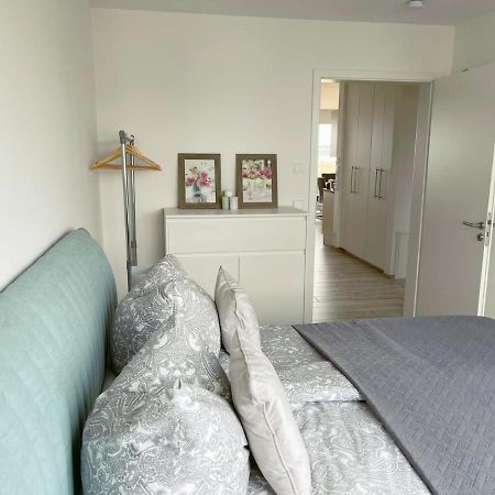 Exklusives Apartment Mit Blick Auf Den See Grossraeschen Buitenkant foto