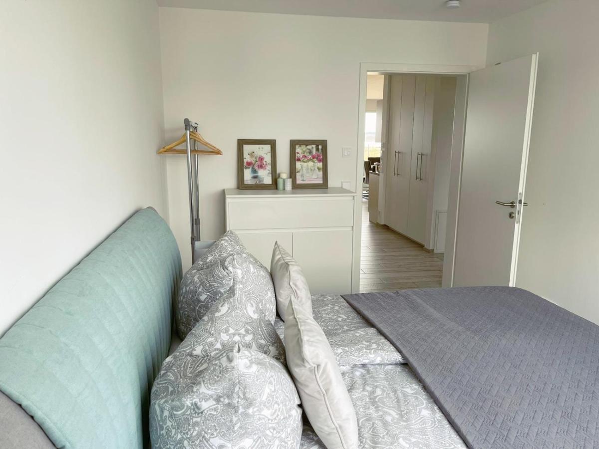 Exklusives Apartment Mit Blick Auf Den See Grossraeschen Buitenkant foto